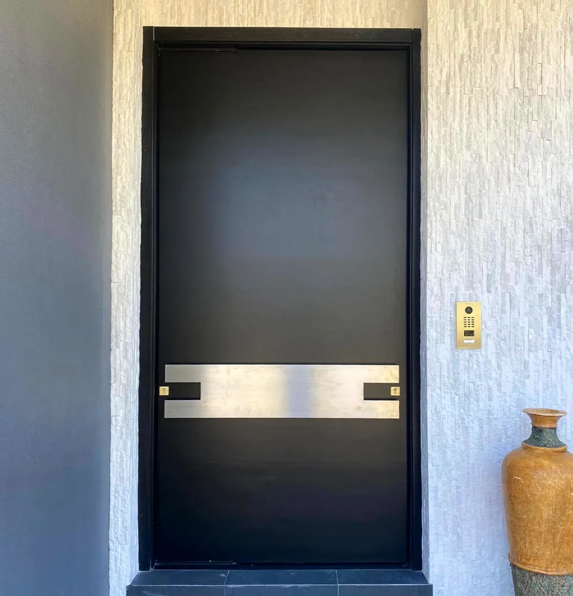 Hurricane-Pivot-Doors-Broward-Taybooto_95916_1