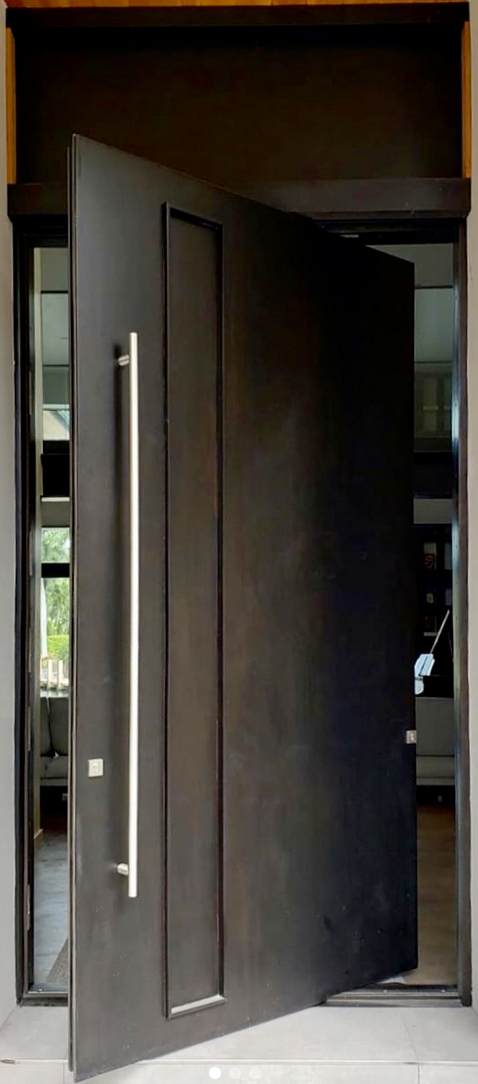 Hurricane-Pivot-Doors-Hialeah