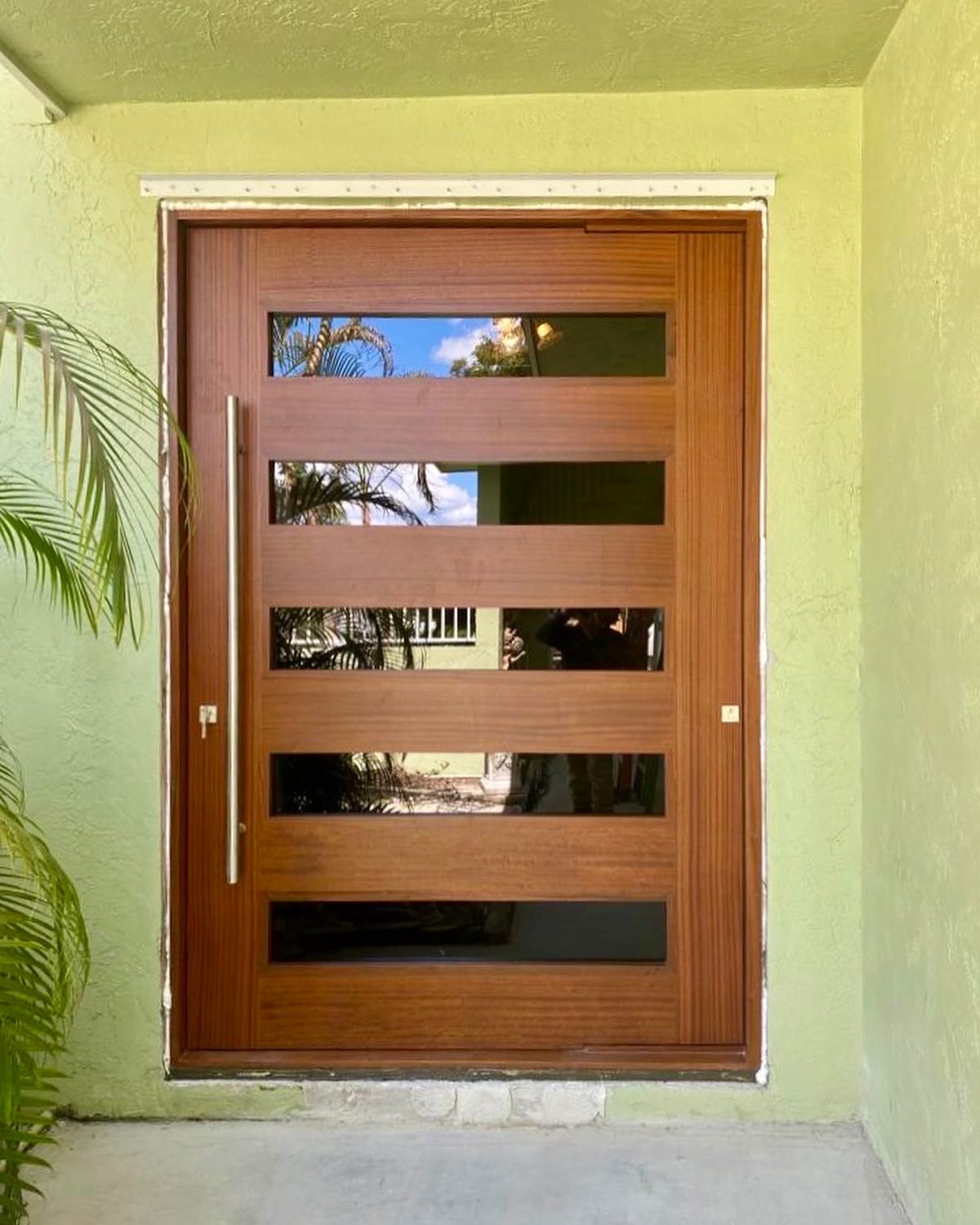 Hurricane-Pivot-Doors-Tiama-5-103155_1