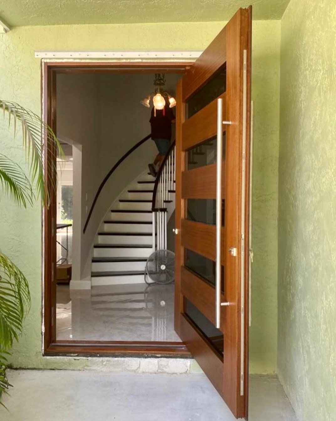 Hurricane-Pivot-Doors-Tiama-5-103155_3